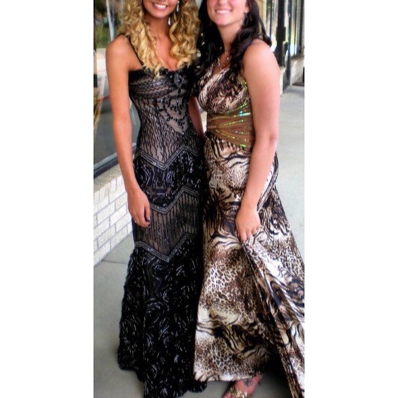 Alyce Paris | Black/Nude Prom Dress. - Picture 5 of 8